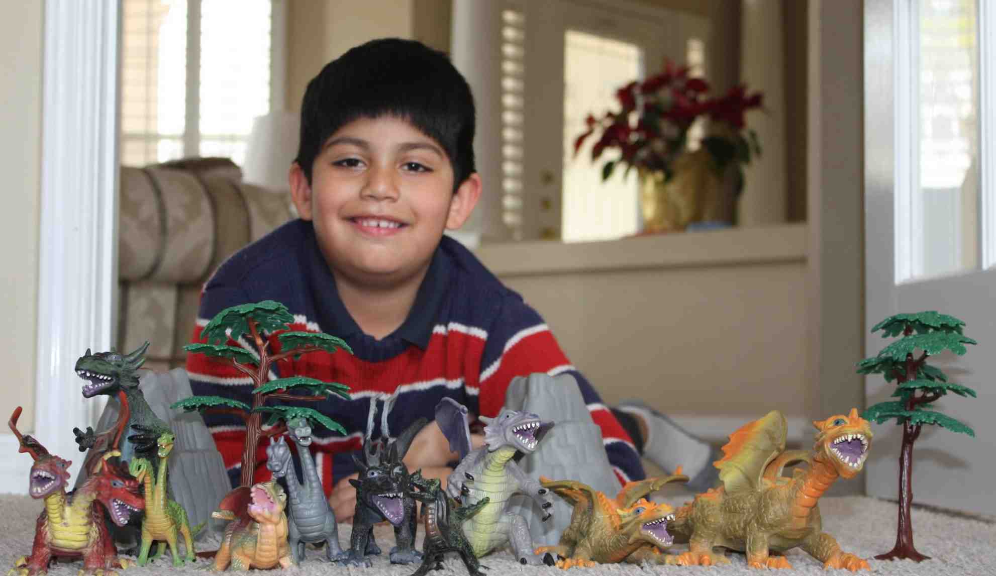 Rayan Con Sus Dinosaurios